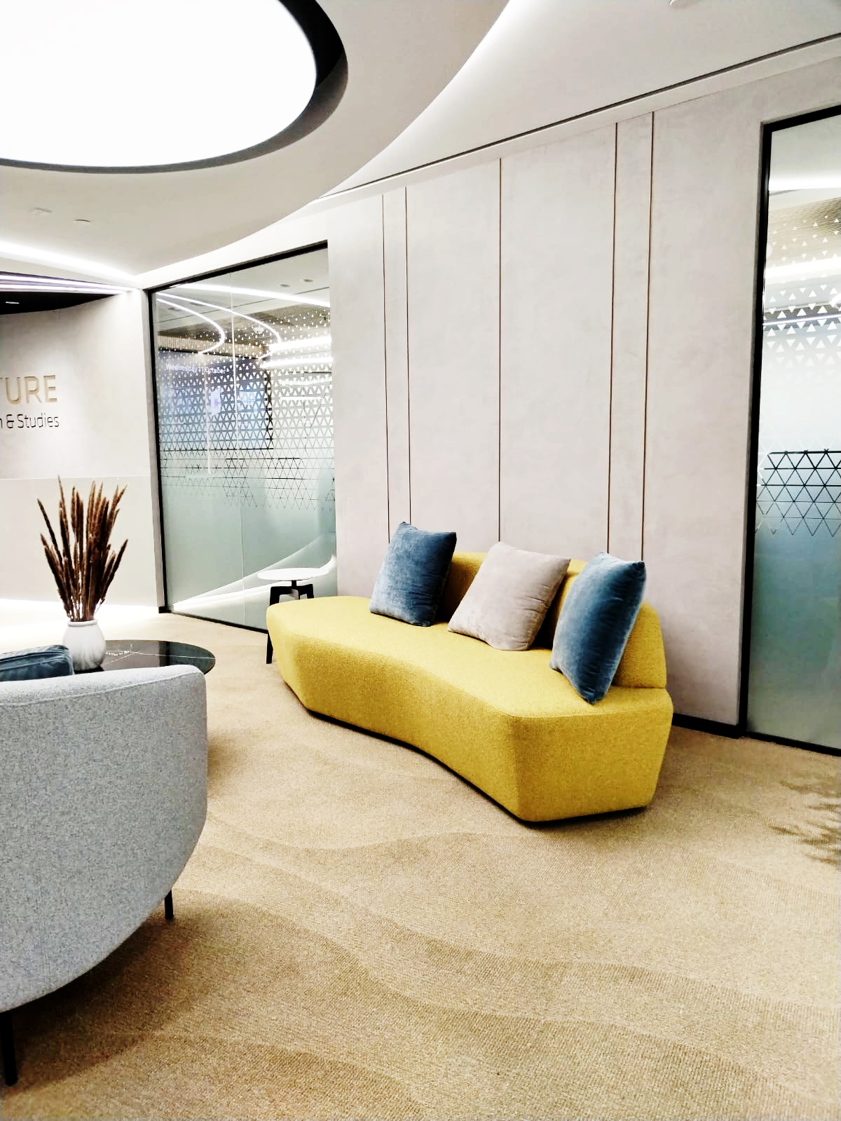 Mann und Frau unterhalten sich sitzend während der Pause im Innenhof